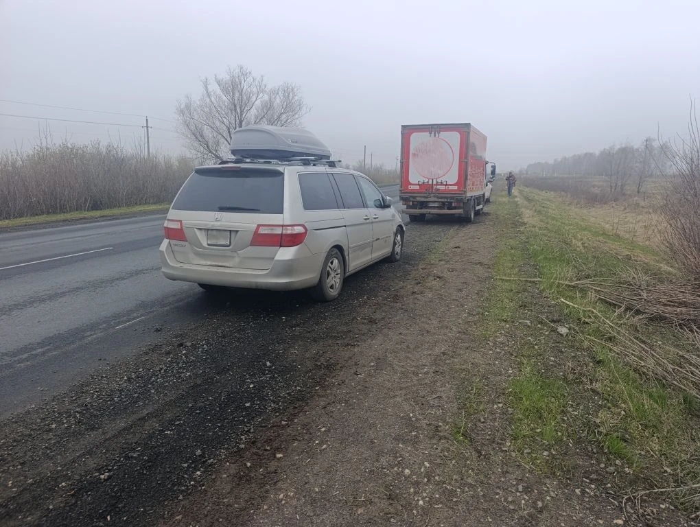 Грузовик и две легковушки столкнулись на трассе в Самарской области