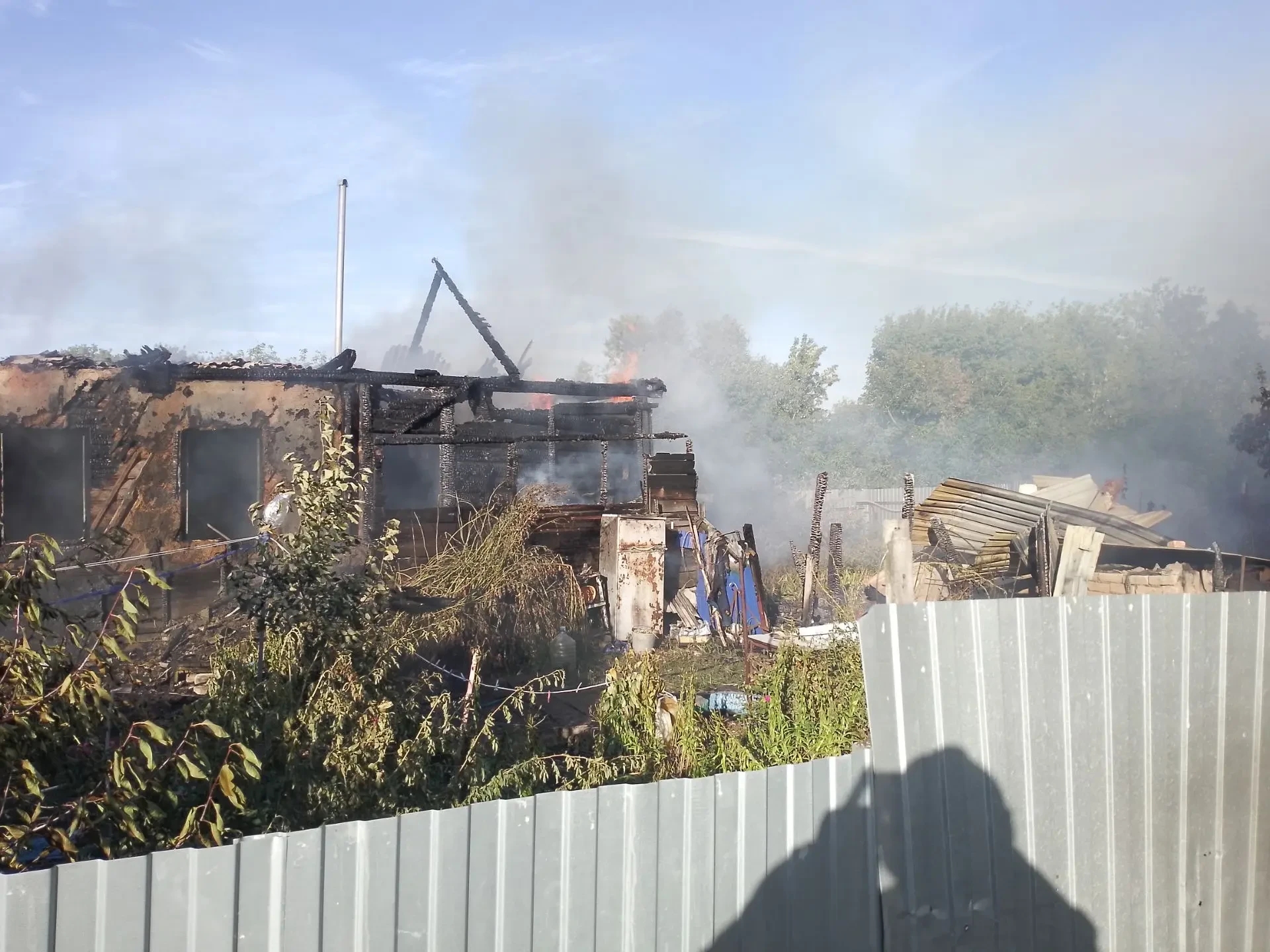 В Красноармейском районе 25 августа тушат два жилых дома и надворные постройки