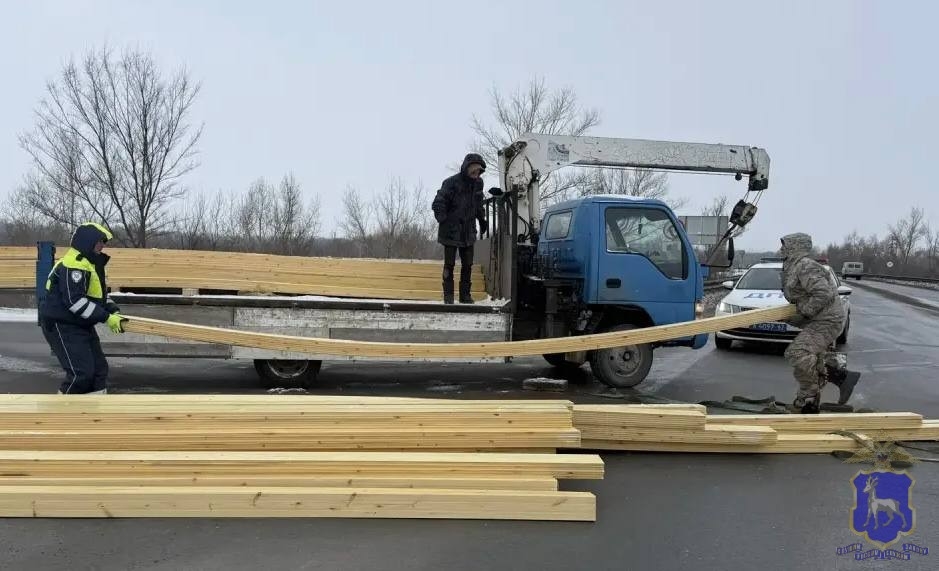 На трассе под Самарой у грузового автомобиля на ходу выпали строительные доски