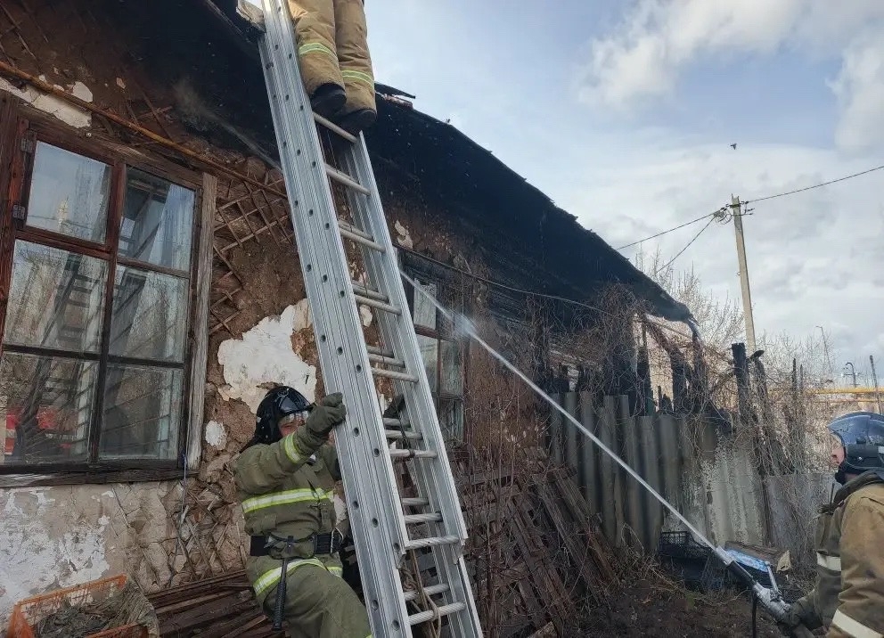 Горит барак на 70 "квадратах" в селе Богатое