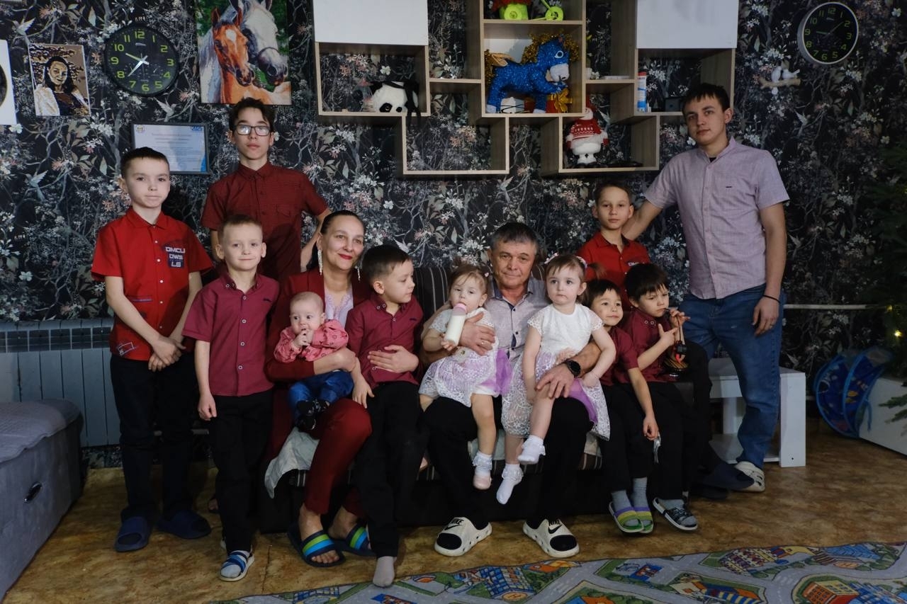 Многодетной семье из Новокуйбышевска вручили ключи от новой машины
