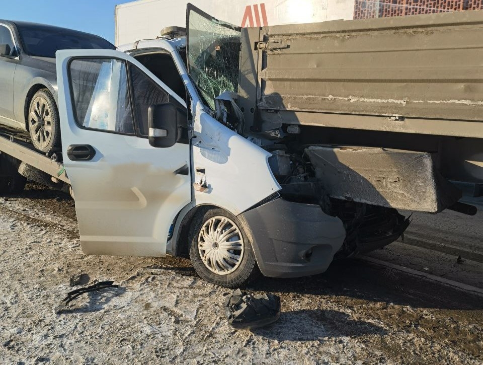 В Самарской области 22 января грузовая "Газель" врезалась в КамАЗ