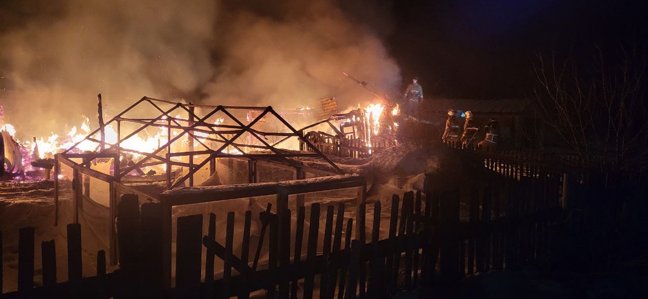 В селе Романовка горящий на 150 "квадратах" дом тушили 11 часов