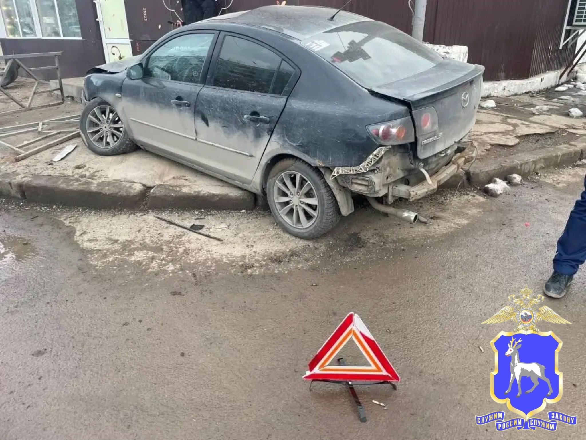 В Самаре юноша на внедорожнике протаранил иномарку с малышом