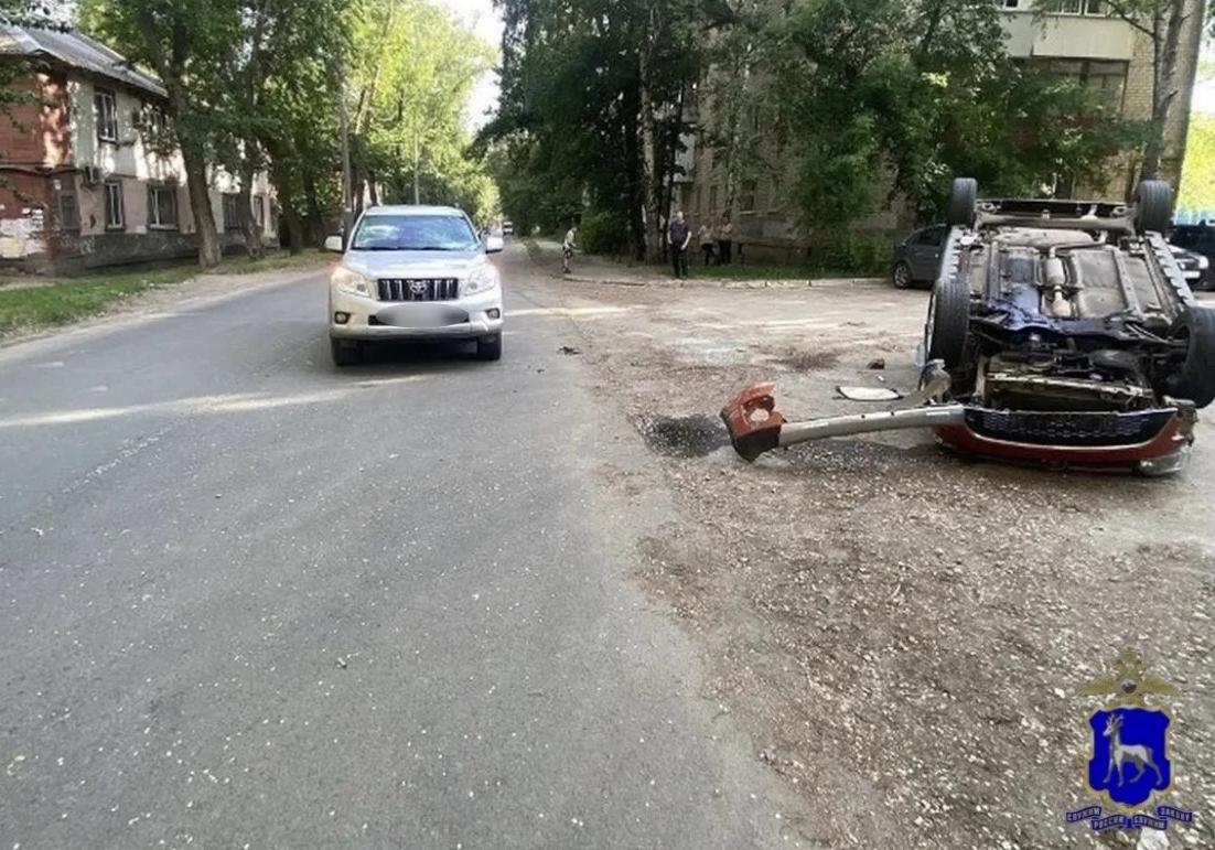 В Самаре иномарка перевернулась после столкновения с внедорожником