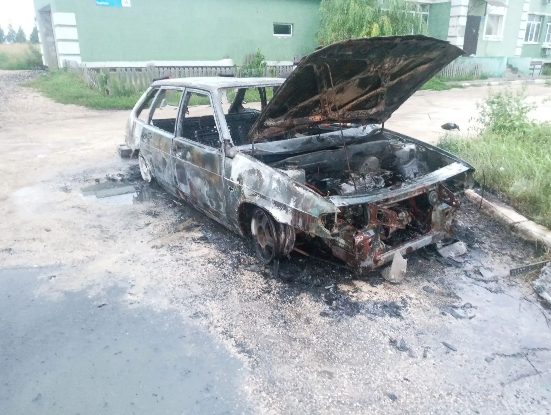 Рано утром 31 июля под Тольятти сгорела припаркованная легковушка