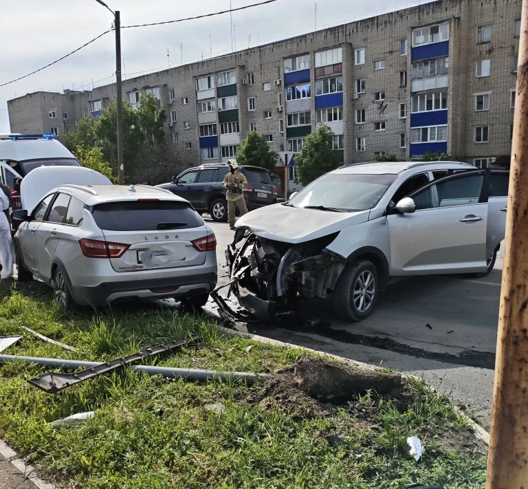 Утром 1 июня в аварии с двумя легковушками в Октябрьске пострадал ребенок