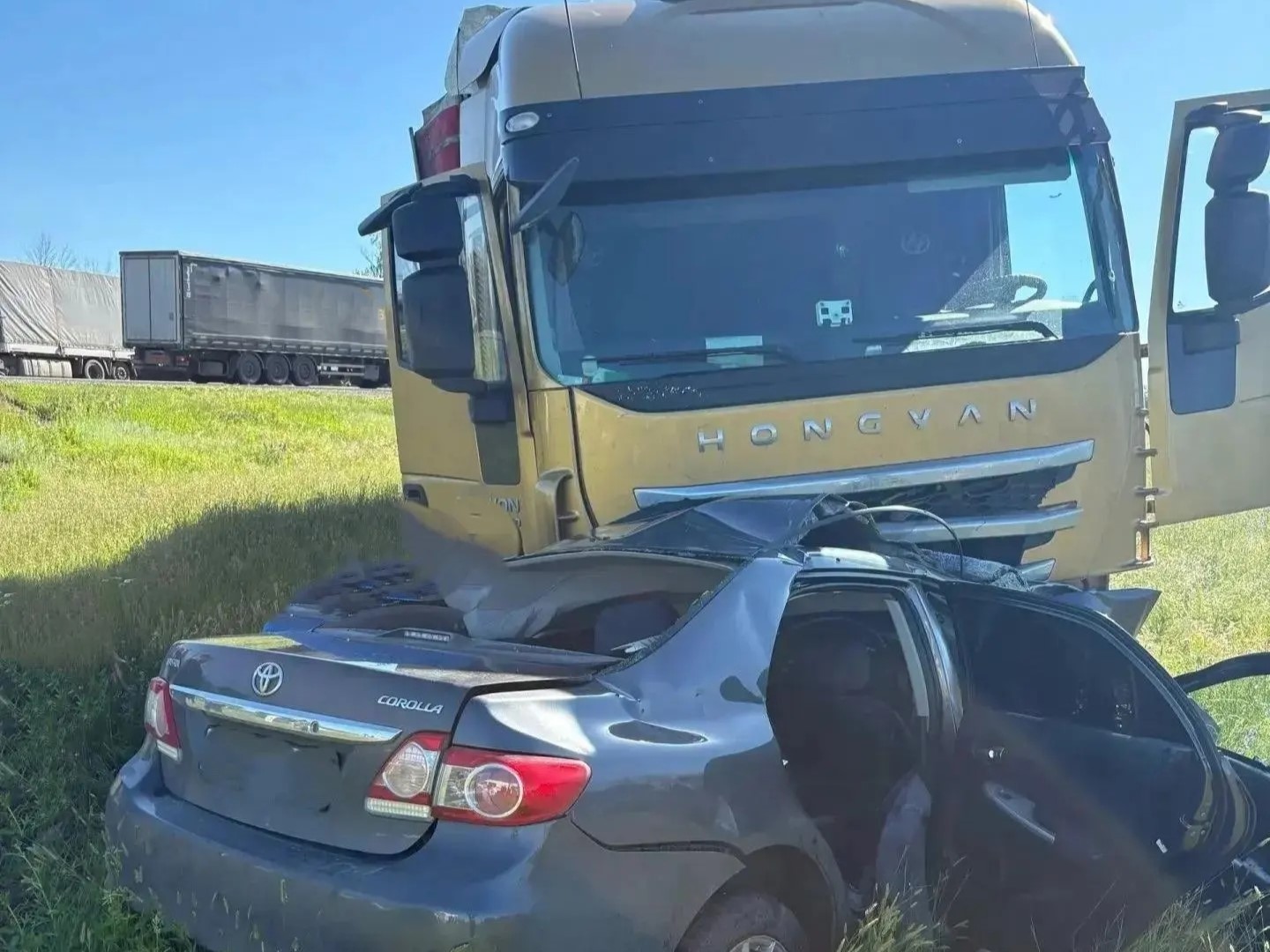 Двое погибли, подросток в больнице: в Самарской области фура врезалась в Toyota