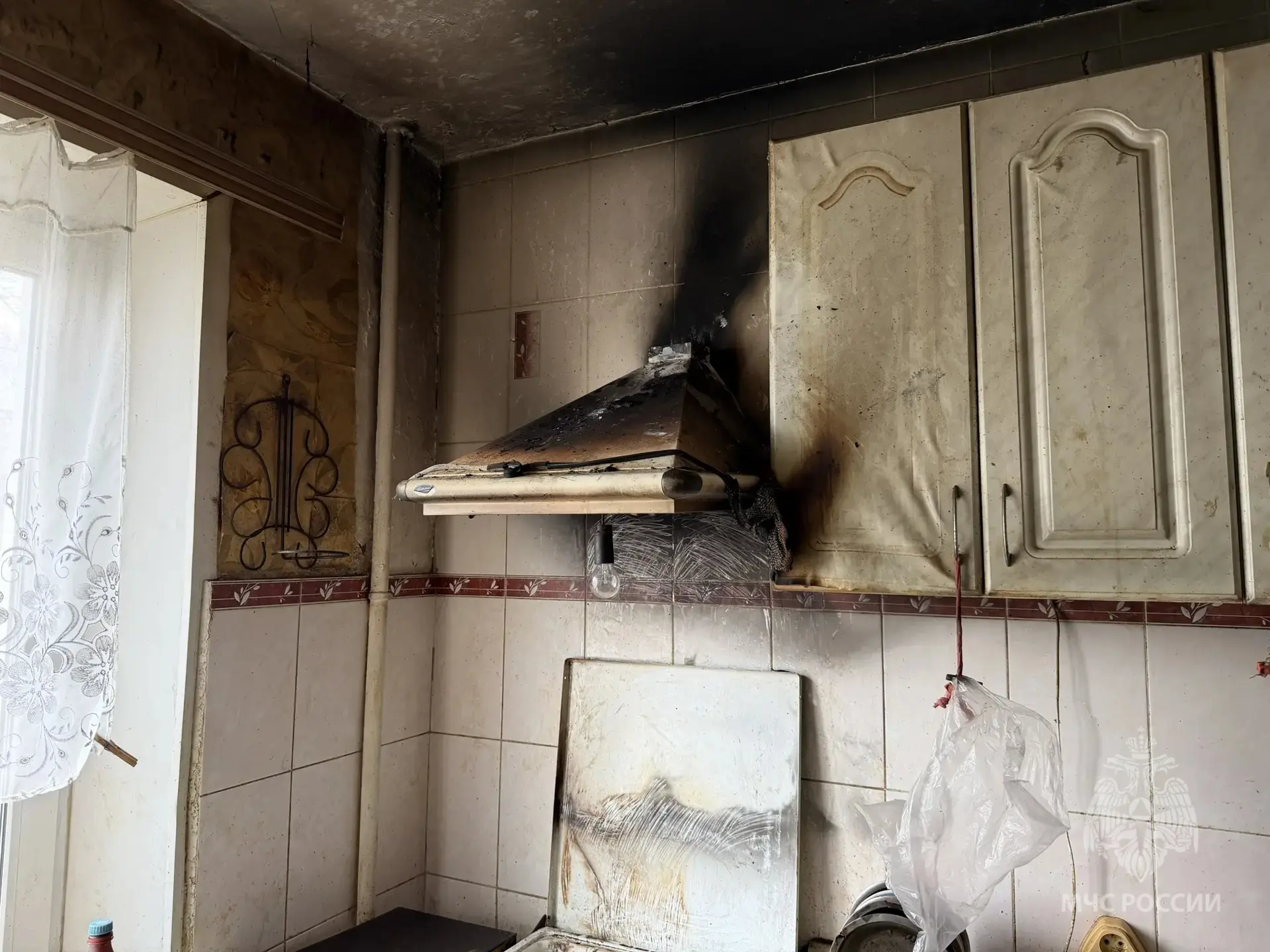 Не растерялась: тольяттинка потушила вытяжку в квартире до приезда пожарных