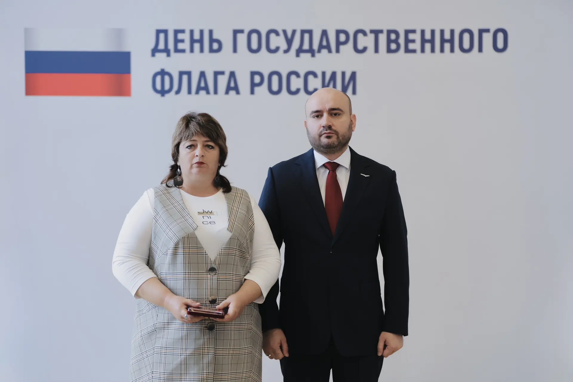 Вячеслав Федорищев в преддверии Дня флага России вручил госнаграды выдающимся жителям региона