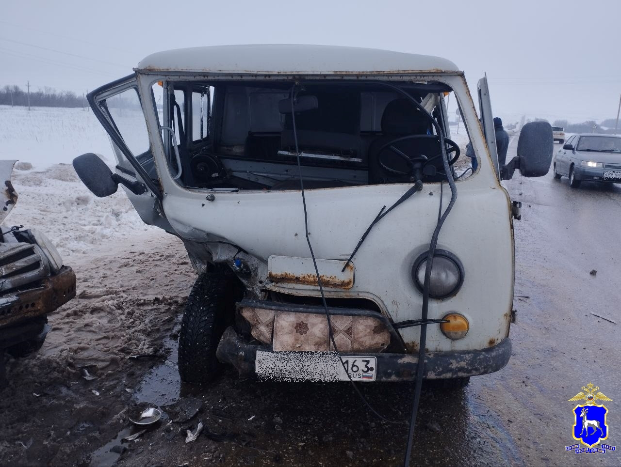 В Самарской области 60-летняя женщина пострадала при столкновении внедорожника и грузовика 