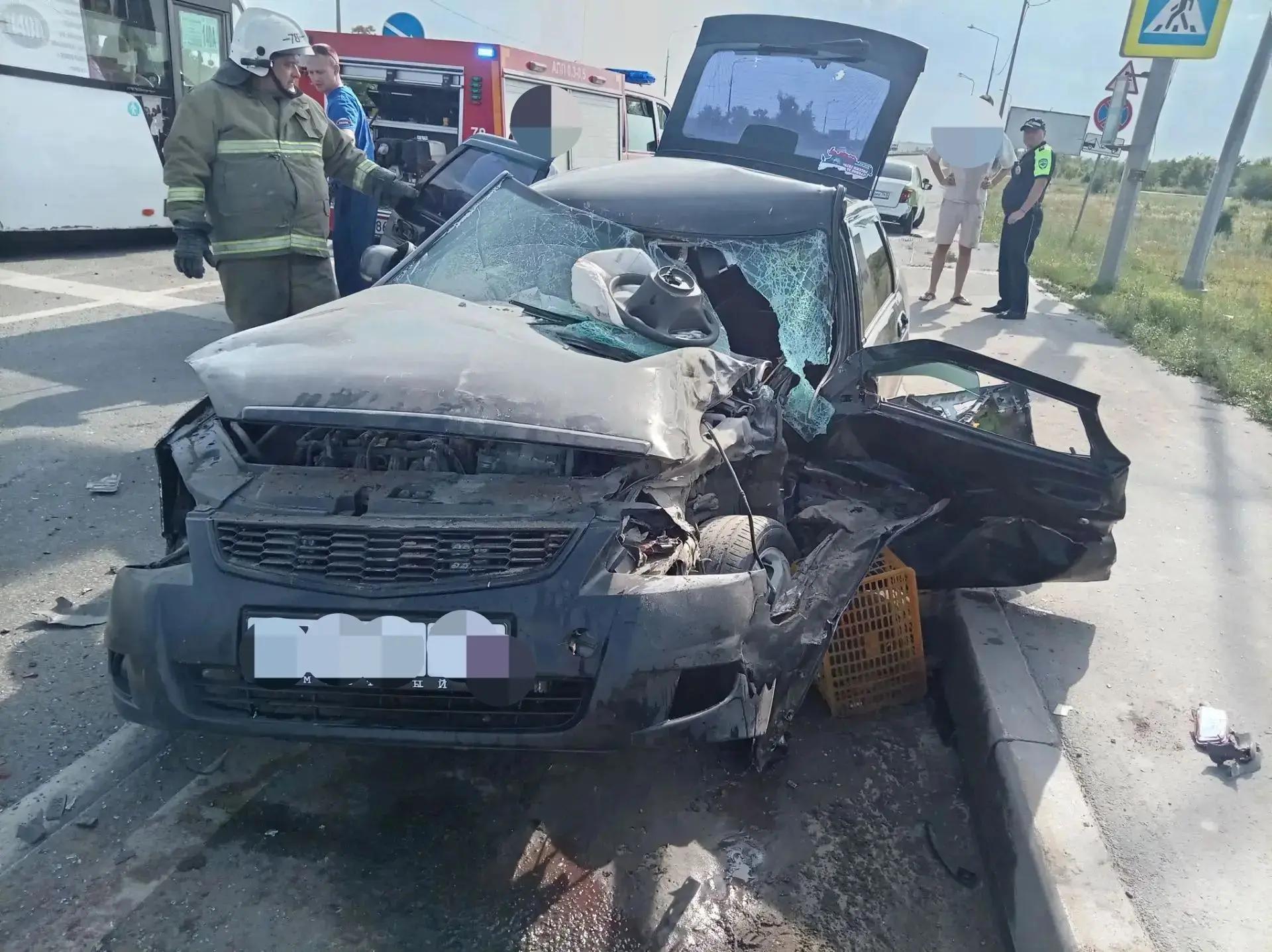 Три легковушки столкнулись на трассе между Самарой и Новокуйбышевском