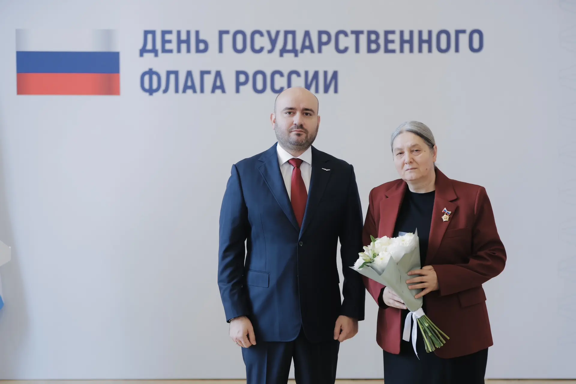 Вячеслав Федорищев в преддверии Дня флага России вручил госнаграды выдающимся жителям региона