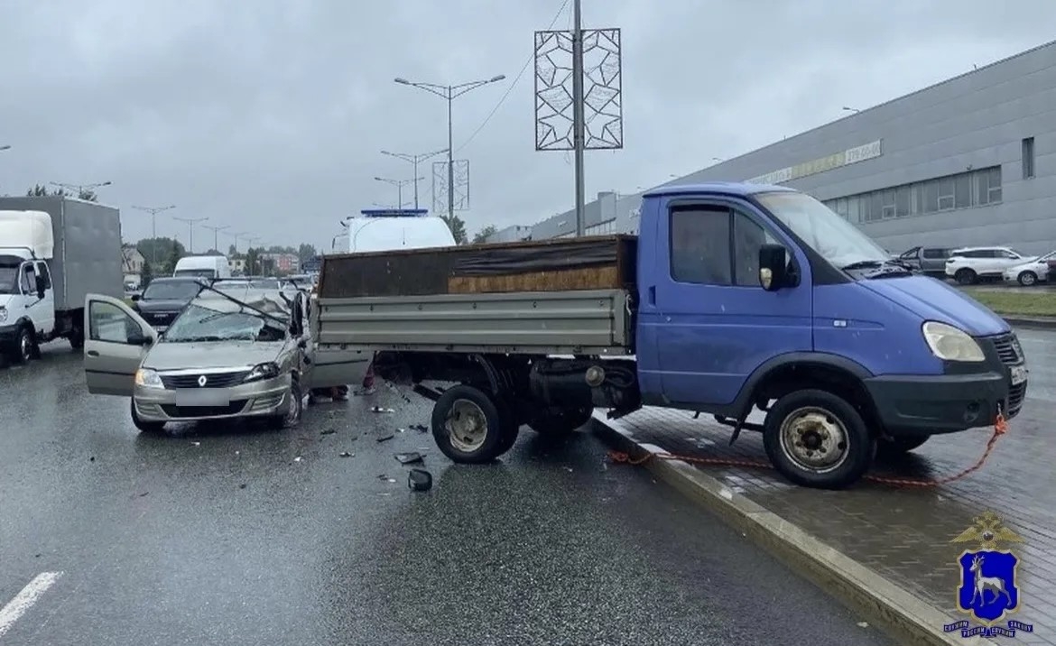 В Тольятти иномарка на перекрестке проскочила на "красный" и врезалась в "Весту"