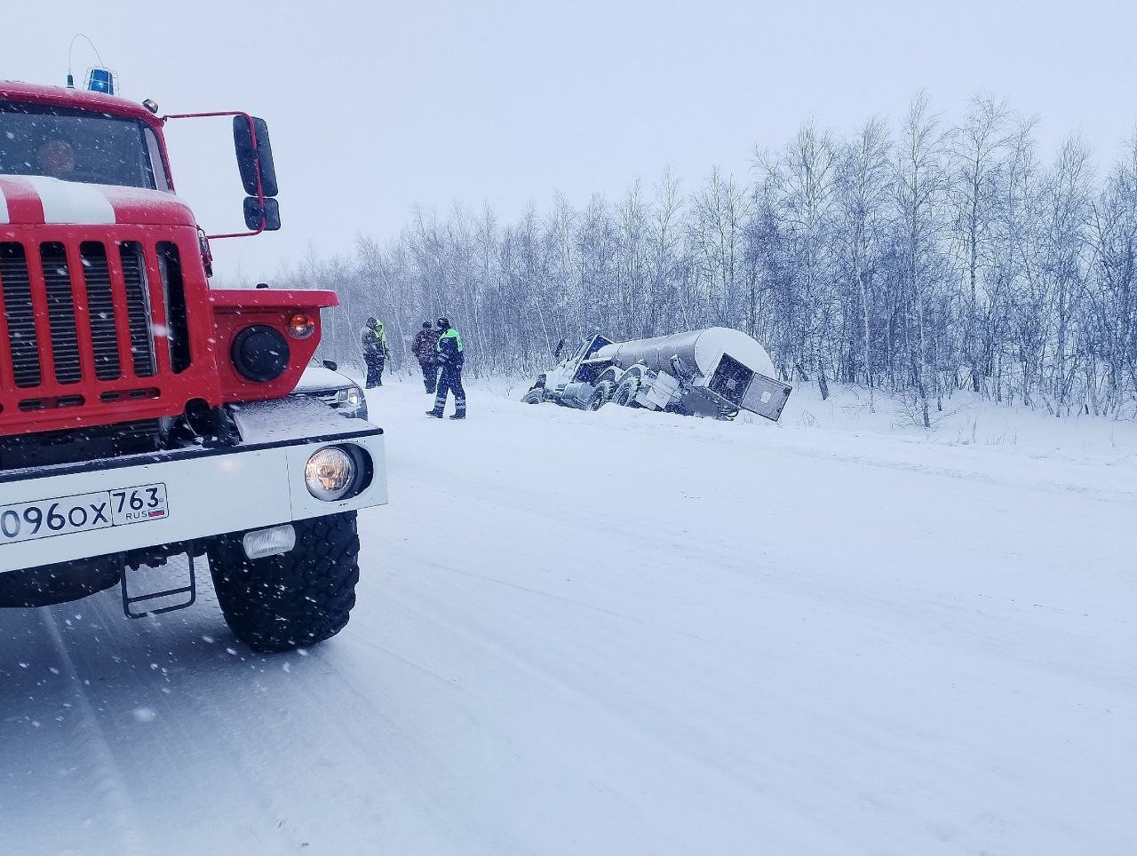 В Самарской области на трассе иномарка столкнулась с автоцистерной