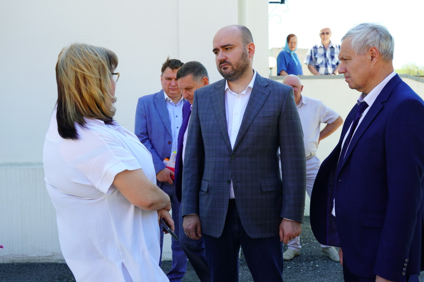 Написала в "МАКС" губернатору: Вячеслав Федорищев поручил оперативно благоустроить двор в Октябрьске после обращения жительницы