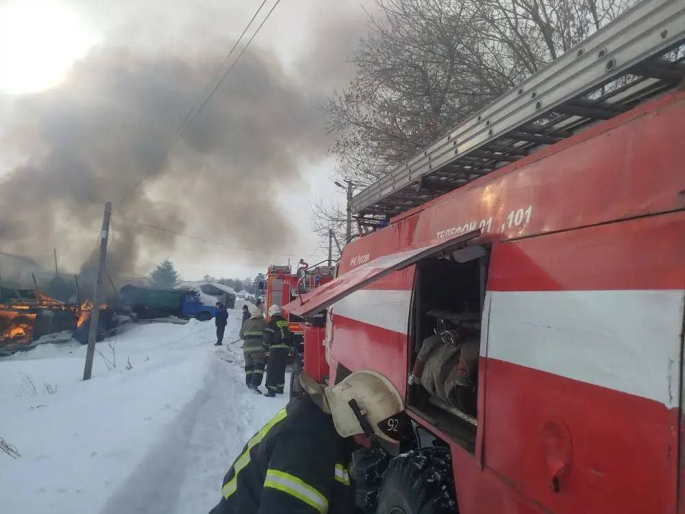 В Самарской области загорелись сарай, гараж и автомобиль