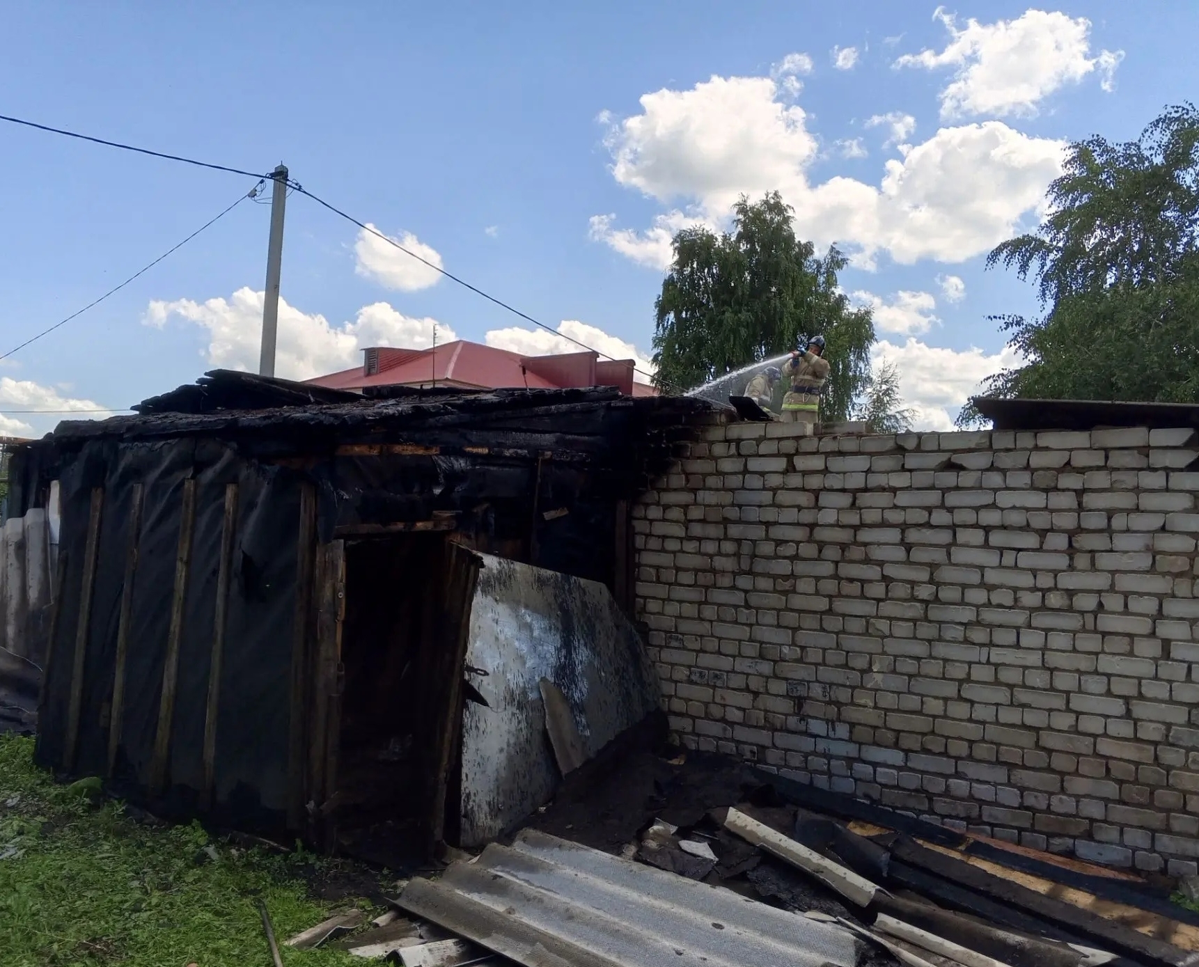 В Челно-Вершинах тушили надворные постройки на 100 "квадратах"