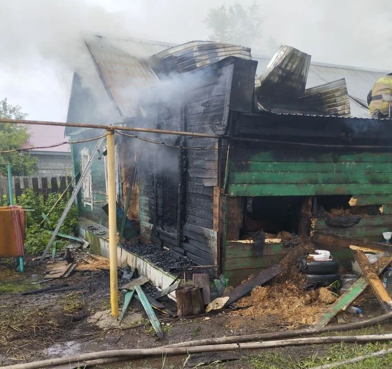 Рано утром 1 июня под Самарой вспыхнул жилой дом