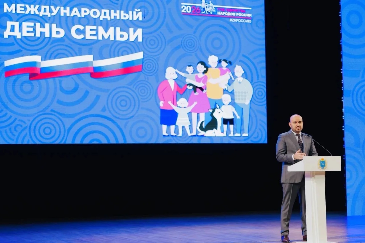 Вячеслав Федорищев впервые вручил новый памятный знак "Родительская доблесть" 21 супружеской паре