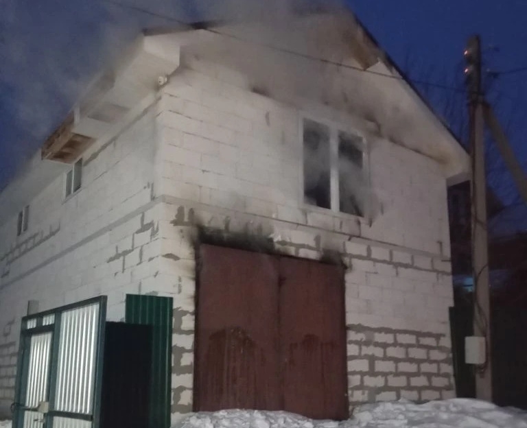 В Ставропольском районе утром 13 февраля вспыхнул гараж с "Нивой"