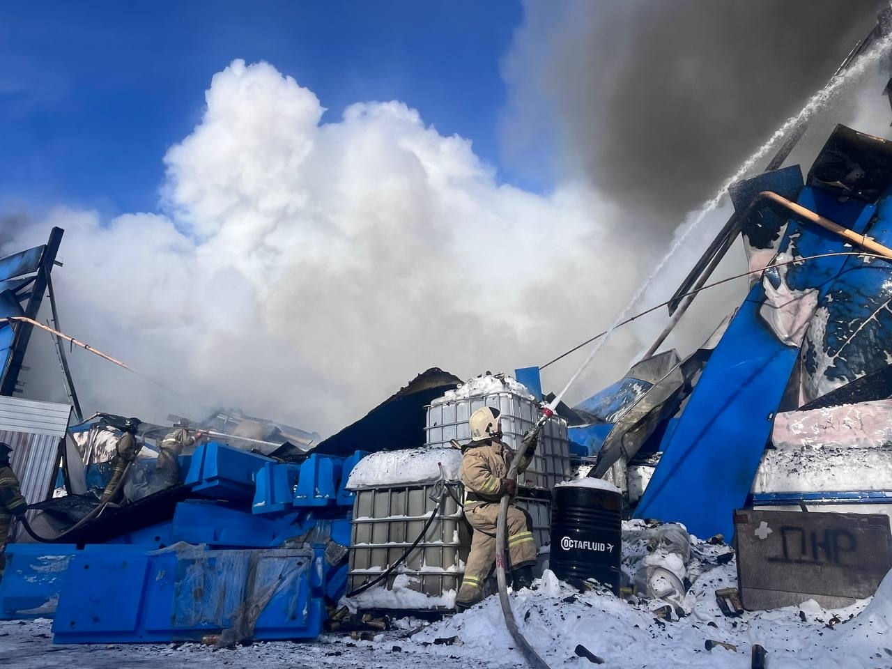 Под Самарой тушат пожар на 600 "квадратах" промышленного объекта 