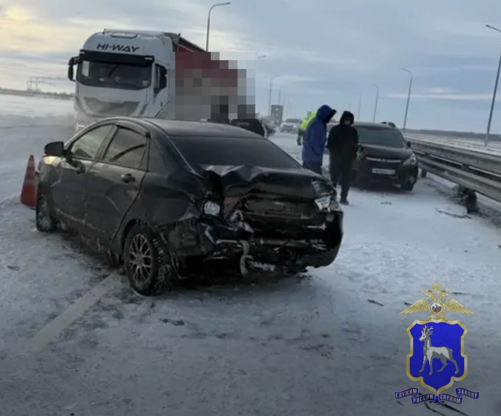 В Самаре мужчина на "Рено" врезался в стоящий Volkswagen