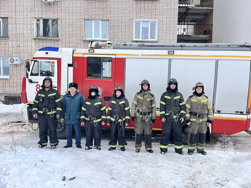В Сызрани из пожара в жилой пятиэтажке спасли двух человек
