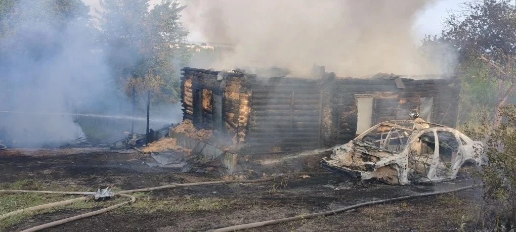 В Октябрьске полыхает частный дом на 100 "квадратах"