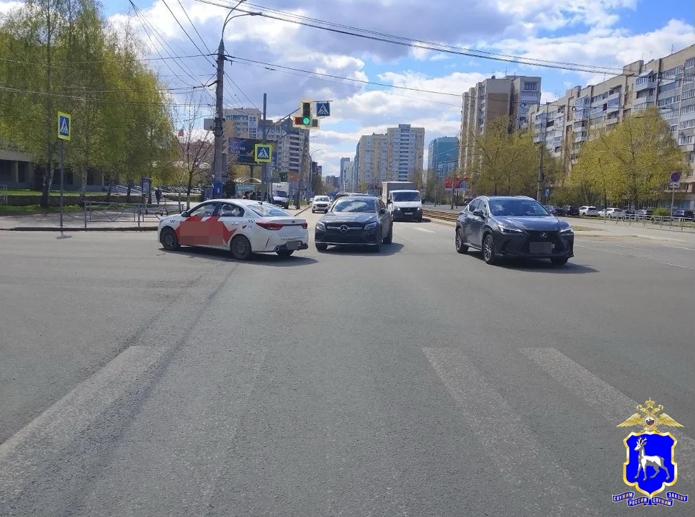 Под Самарой пикап после ДТП отбросило на женщину-пешехода